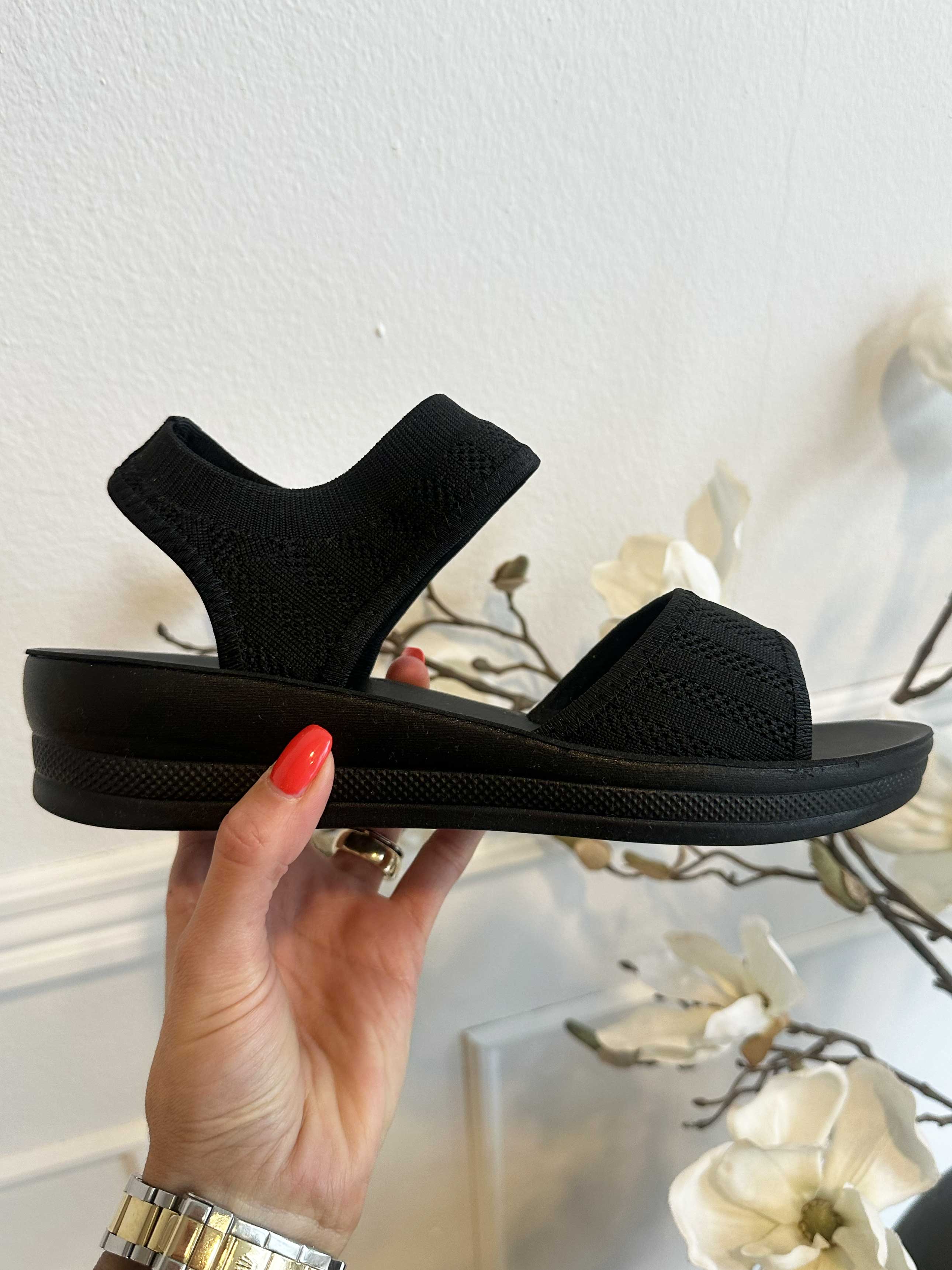 Jolina - Bløde sandaler med lille hæl og stræk i remmen